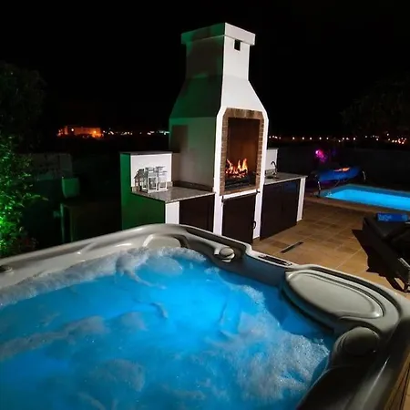 Villa Solsidan Pool, Jacuzzi, A/c 15 Minutes Walking To Marina Rubicon *