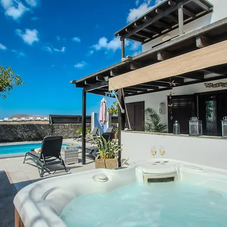 Villa Solsidan Pool, Jacuzzi, A/c 15 Minutes Walking To Marina Rubicon