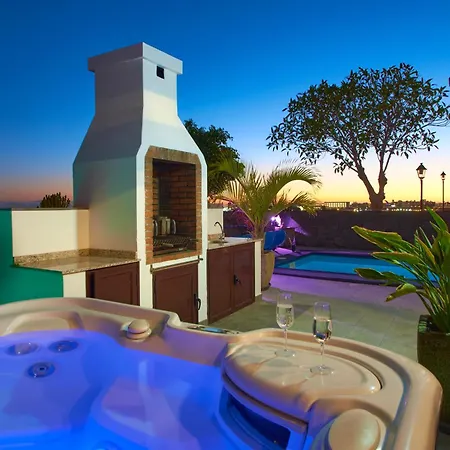 Solsidan Pool, Jacuzzi, A/c 15 Minutes Walking To Marina Rubicon Villa