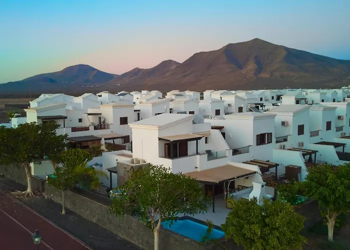 빌라 Solsidan Pool, Jacuzzi, A/c 15 Minutes Walking To Marina Rubicon 플라야블랑카