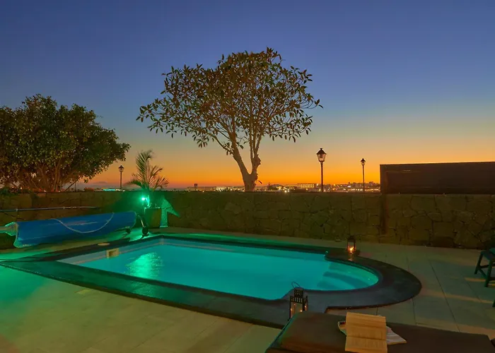 Solsidan Pool, Jacuzzi, A/c 15 Minutes Walking To Marina Rubicon 플라야블랑카