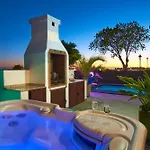 Solsidan Pool, Jacuzzi, A/c 15 Minutes Walking To Marina Rubicon Villa