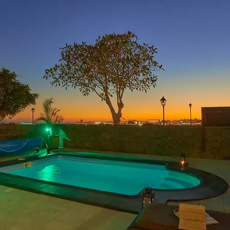 Solsidan Pool, Jacuzzi, A/c 15 Minutes Walking To Marina Rubicon Playa Blanca