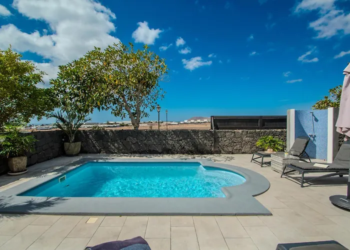 Solsidan Pool, Jacuzzi, A/c 15 Minutes Walking To Marina Rubicon Villa